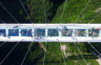 Çin’ deki Cam Köprü Yeniden Kullanımda